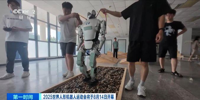 世界人形機(jī)器人運(yùn)動會進(jìn)入倒計(jì)時(shí)，100米障礙賽如何完成？央視記者探營