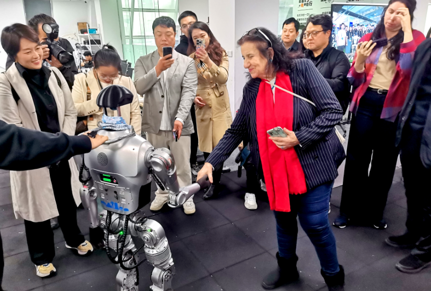 機(jī)遇中國 魅力濟(jì)南外媒記者團(tuán)走入優(yōu)寶特機(jī)器人